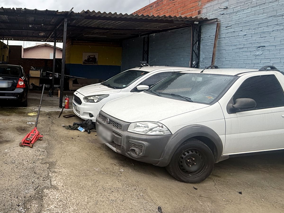 Estrutura metálica coberta da oficina com veículos em atendimento